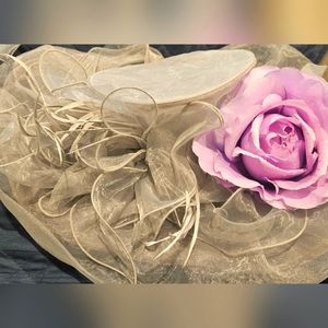 Derby hat with flower